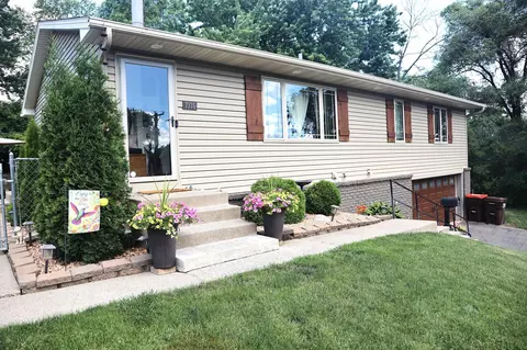 7335 Clayton Ave, Inver Grove Heights, MN 55076