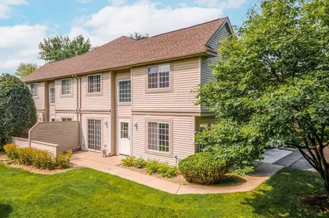 1043 Lovell Ln S, Roseville, MN 55113