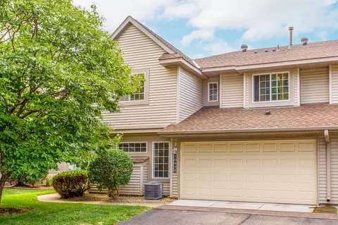 1043 Lovell Ln S, Roseville, MN 55113