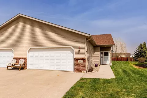 992 33rd St S, Moorhead, MN 56560
