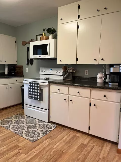 Kitchen - 182 14th St, Windom, MN 56101 photo 1 of 3