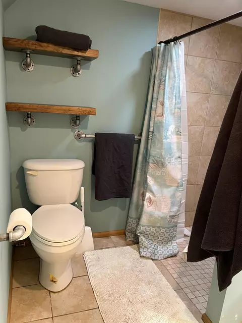 Bath - 182 14th St, Windom, MN 56101 photo 4 of 5