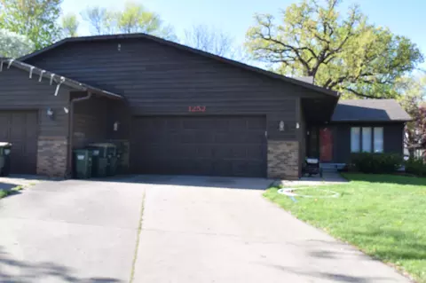1252 Rolling Oaks Ln NW, Hutchinson, MN 55350