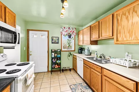 Kitchen - 822 E 7th St, Duluth, MN 55805 photo 4 of 4