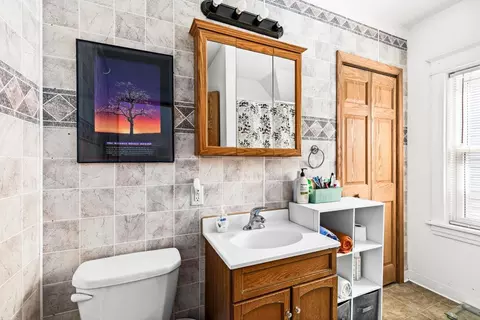 Bath - 822 E 7th St, Duluth, MN 55805 photo 2 of 2
