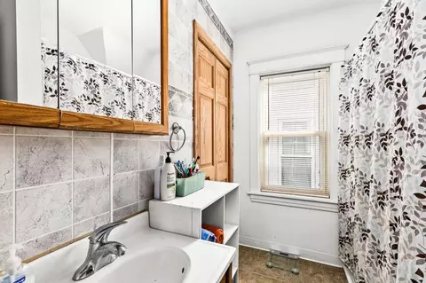 Bath - 822 E 7th St, Duluth, MN 55805 photo 1 of 2