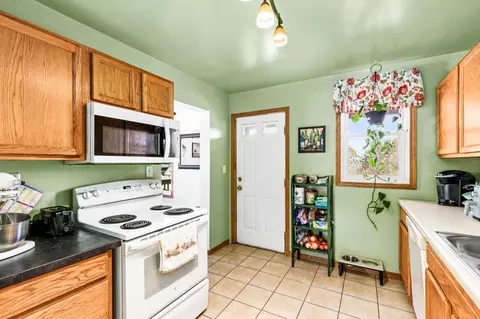 Kitchen - 822 E 7th St, Duluth, MN 55805 photo 3 of 4