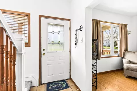 Entry Way - 822 E 7th St, Duluth, MN 55805 photo 3 of 3