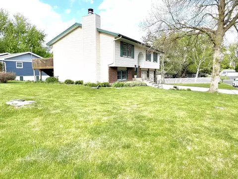 Exterior - 720 4th Ave NW, Plainview, MN 55964 photo 6 of 10