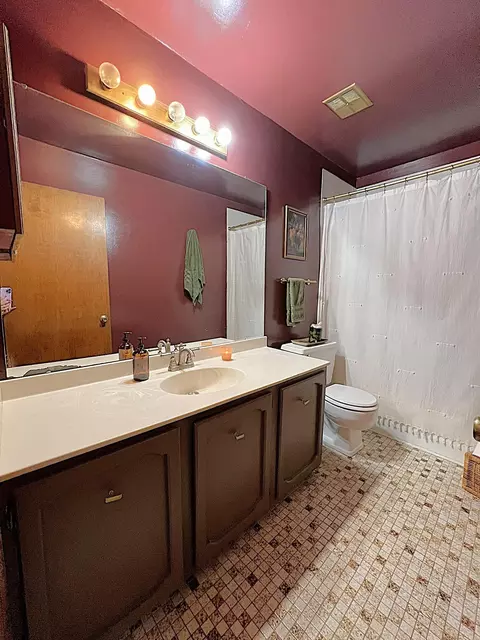 Bath - 720 4th Ave NW, Plainview, MN 55964 photo 1 of 1