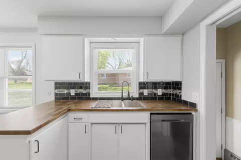 Kitchen - 1507 Babbitt Ct, Faribault, MN 55021 photo 3 of 4