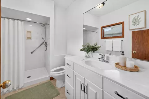 Bath - 7052 Eagle Trl, Centerville, MN 55038 photo 3 of 4