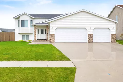 4809 43rd St S, Fargo, ND 58104