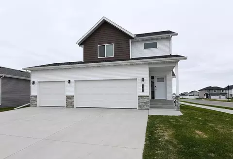 7301 26th St S, Fargo, ND 58104