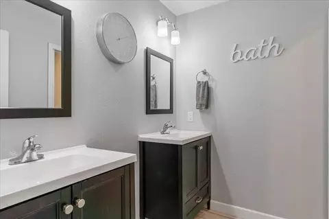 Bath - 10719 E Shore Dr, Merrifield, MN 56465 photo 4 of 7
