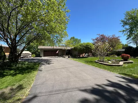 1345 Broadview Ave, Chaska, MN 55318