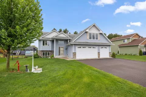 8707 Preserve Blvd N, Chisago City, MN 55013