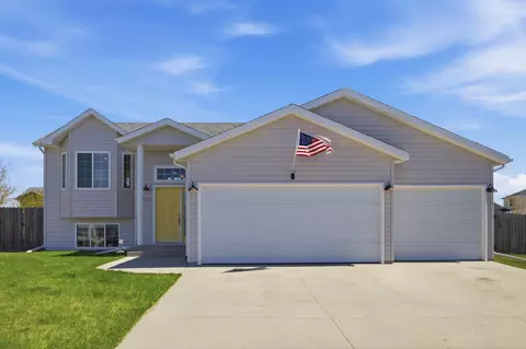 4537 Newport Ln, West Fargo, ND 58078