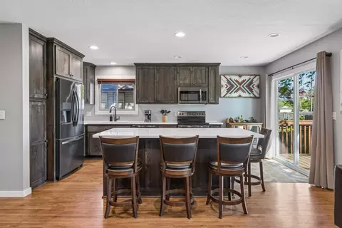833 Oriole Dr, Apple Valley, MN 55124