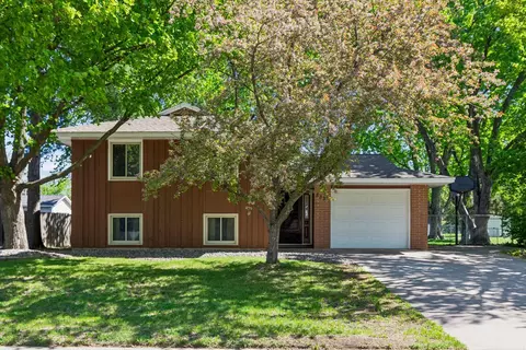 833 Oriole Dr, Apple Valley, MN 55124