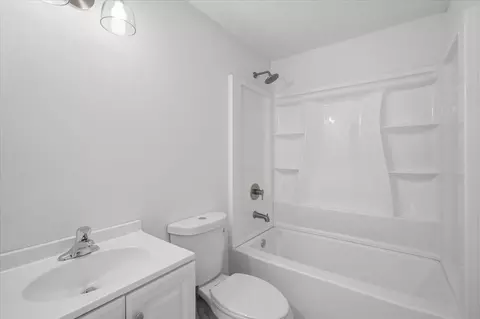 Bath - 340 Bluebill St, Baldwin, WI 54002 photo 2 of 3