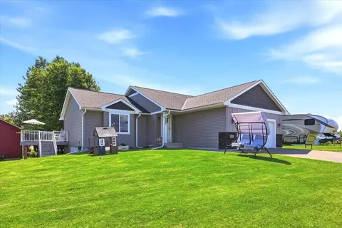Exterior - 340 Bluebill St, Baldwin, WI 54002 photo 3 of 9