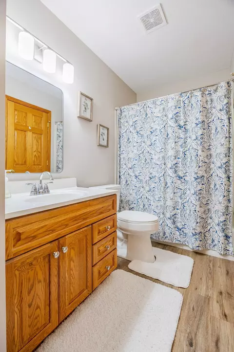 Bath - 4447 Woodgate Ct, Eagan, MN 55122 photo 2 of 5