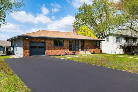 2843 Churchill St, Roseville, MN 55113