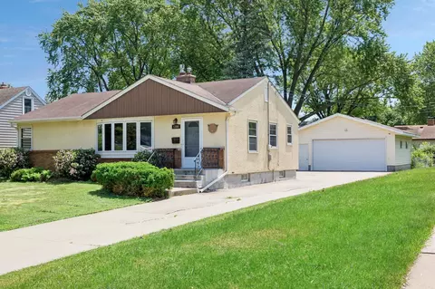 1306 Ryan Ave W, Roseville, MN 55113