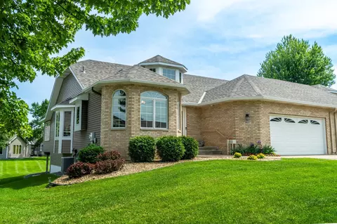 3022 Highpointe Curv, Roseville, MN 55113