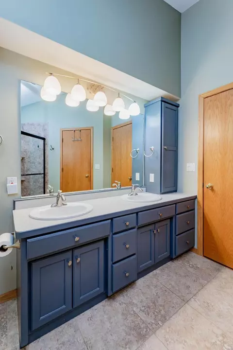 Bath - 3236 35th Ave S, Fargo, ND 58104 photo 2 of 4