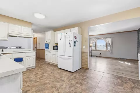 Kitchen - 400 E Southview Dr, Marshall, MN 56258 photo 3 of 4