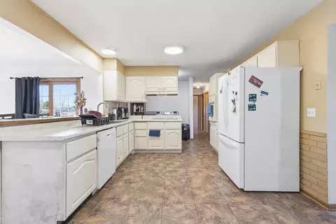 Kitchen - 400 E Southview Dr, Marshall, MN 56258 photo 2 of 4