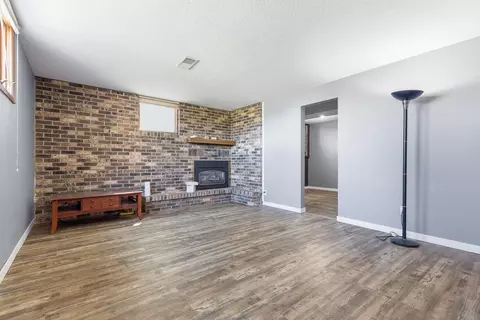 Living - 400 E Southview Dr, Marshall, MN 56258 photo 6 of 7