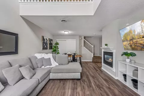 330 Leeward Trl, Woodbury, MN 55129