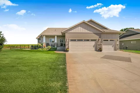 932 Waters Edge Cir, Avon, MN 56310