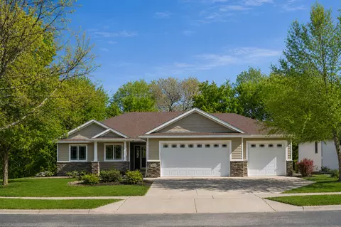 2215 Greenfield Dr E, Northfield, MN 55057
