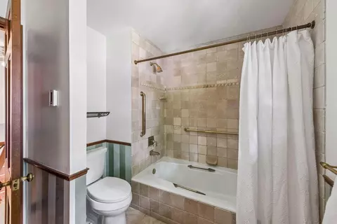 Bath - 5573 Bartlett Blvd, Mound, MN 55364 photo 3 of 3