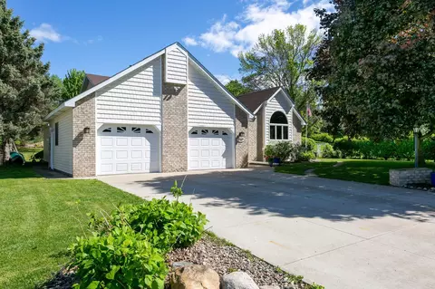 7488 Newbury Rd, Woodbury, MN 55125
