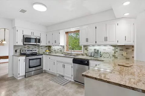 2500 Highland View Ave S, Burnsville, MN 55337