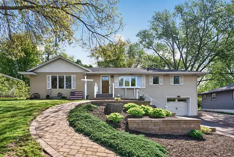 657 Granada Ave N, Oakdale, MN 55128