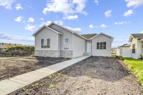 2575 Golden Ln S, Fargo, ND 58104