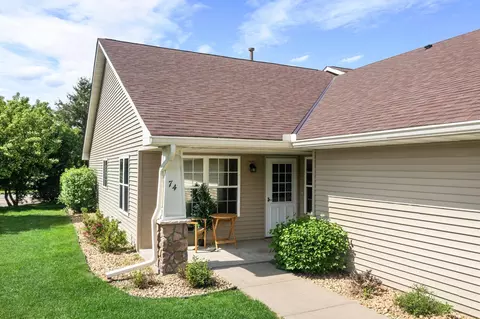 74 Crown Pointe Curv, Hudson, WI 54016
