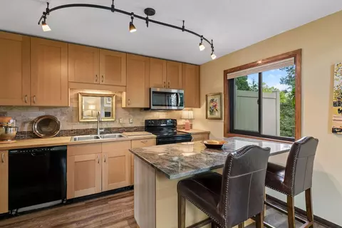 5410 Sanibel Dr, Minnetonka, MN 55343
