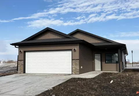 3842 Prairie Ln, Moorhead, MN 56560