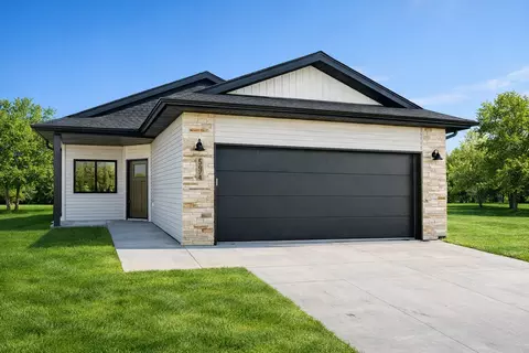 3842 Prairie Ln, Moorhead, MN 56560