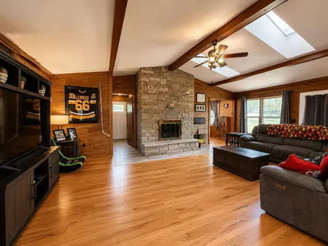 Living - 1035 Balsam Ave, La Crescent, MN 55947 photo 2 of 2