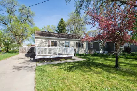 906 14th St N, Moorhead, MN 56560