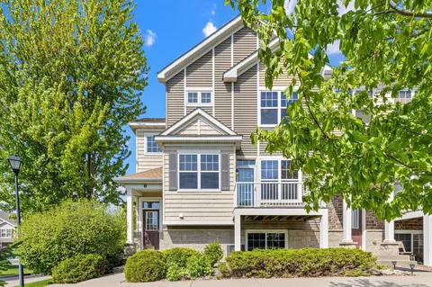 1802 Colonial Ln #1, Chanhassen, MN 55317