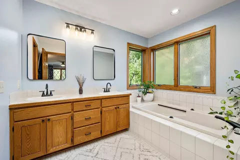Bath - 4769 White Oak Ct, Eagan, MN 55122 photo 2 of 4